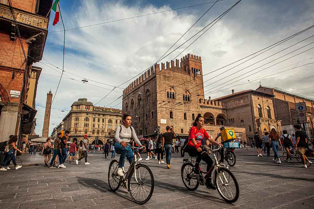 Bologna, sullo sfondo Palazzo Re Enzo