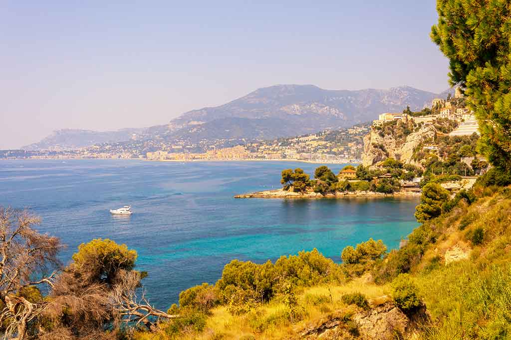 Ligurien, Ventimiglia, im Hintergrund die französische Stadt Menton