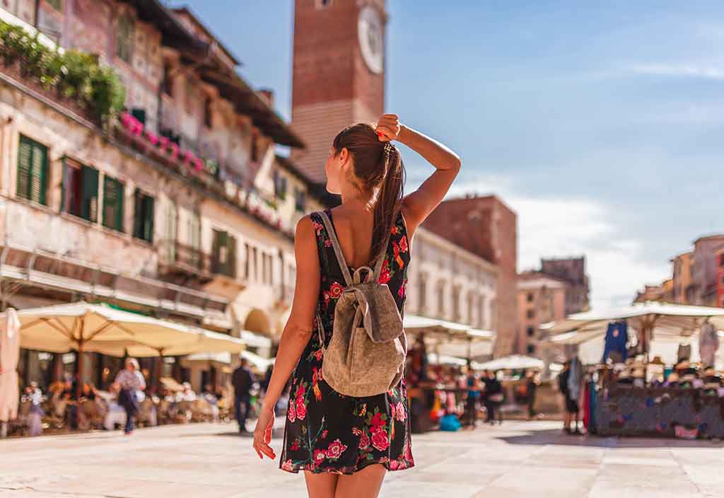 Verona, turista in piazza mercato