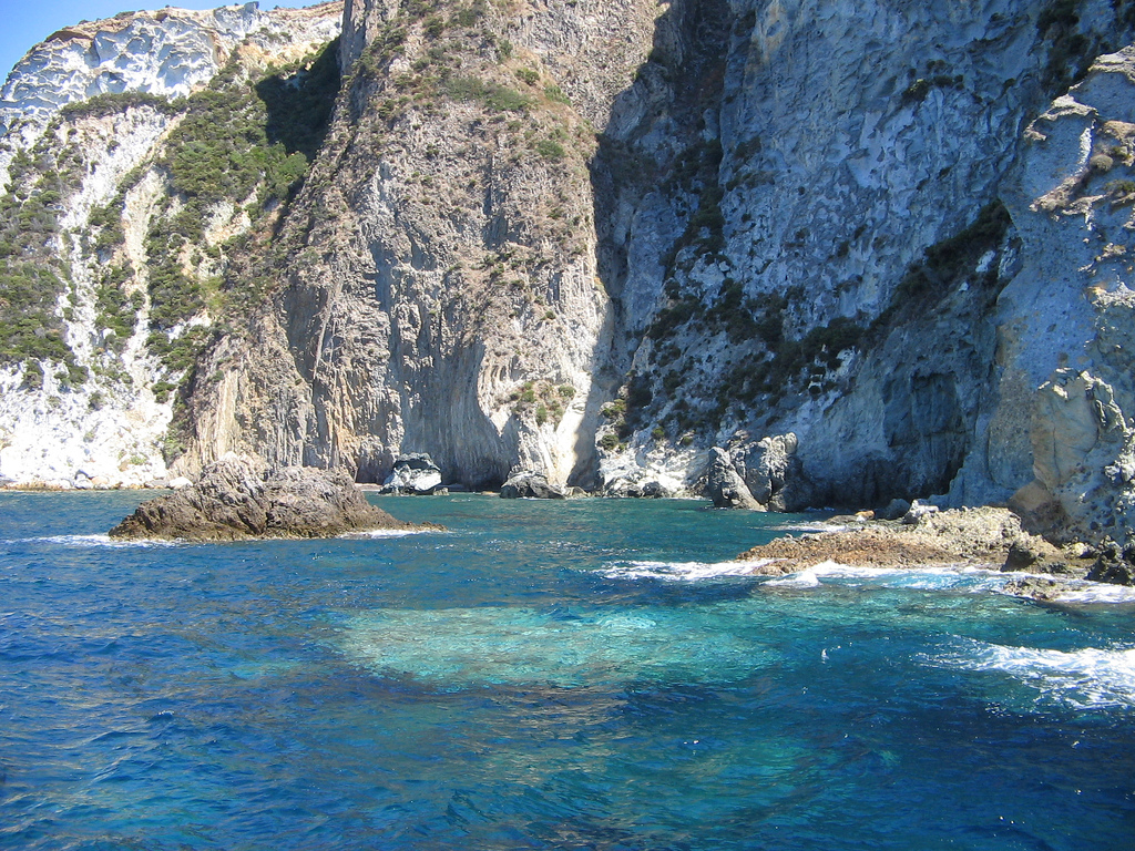 L'azzurro mare dell'isola