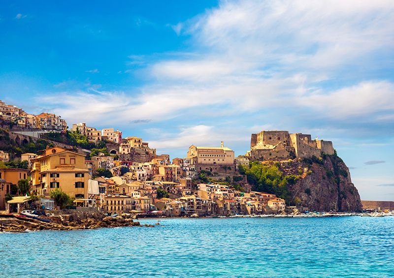 Il castell di Scilla e lo splendido mare di Calabria Il castell di Scilla e lo splendido mare di Calabria