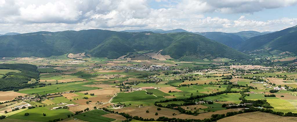 Sullo sfondo, Forca Canapine vista dal versante umbro