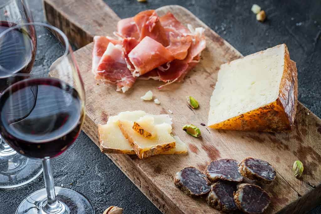 Friuli, tagliere di prosciutto, formaggi e vino
