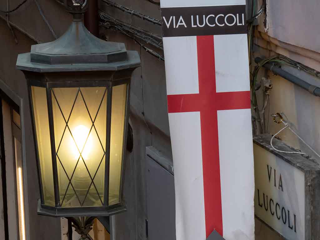 Liguria, Genova, centro storico con bandiera di Genova