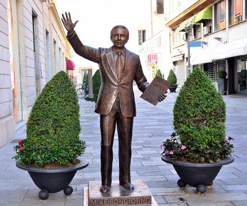 Liguria, Sanremo statua del presentatore televisivo Mike Bongiorno