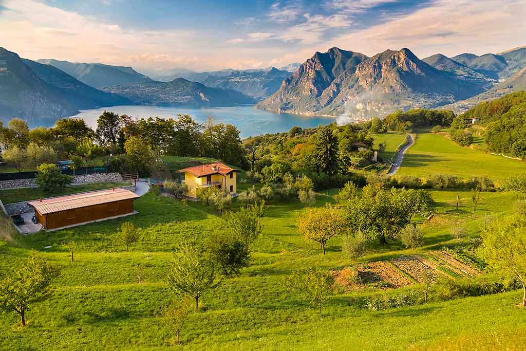 Lombardia, Lago d'Iseo vista sul Monte Isola