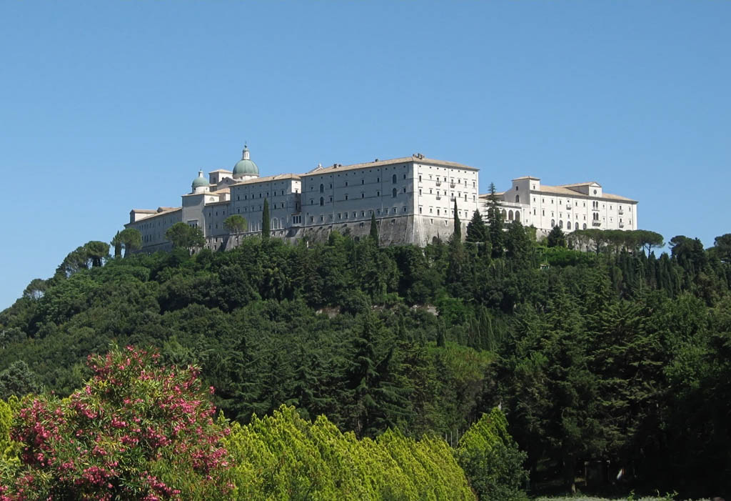 L'abbaye de Monte Cassino entourée de verdure