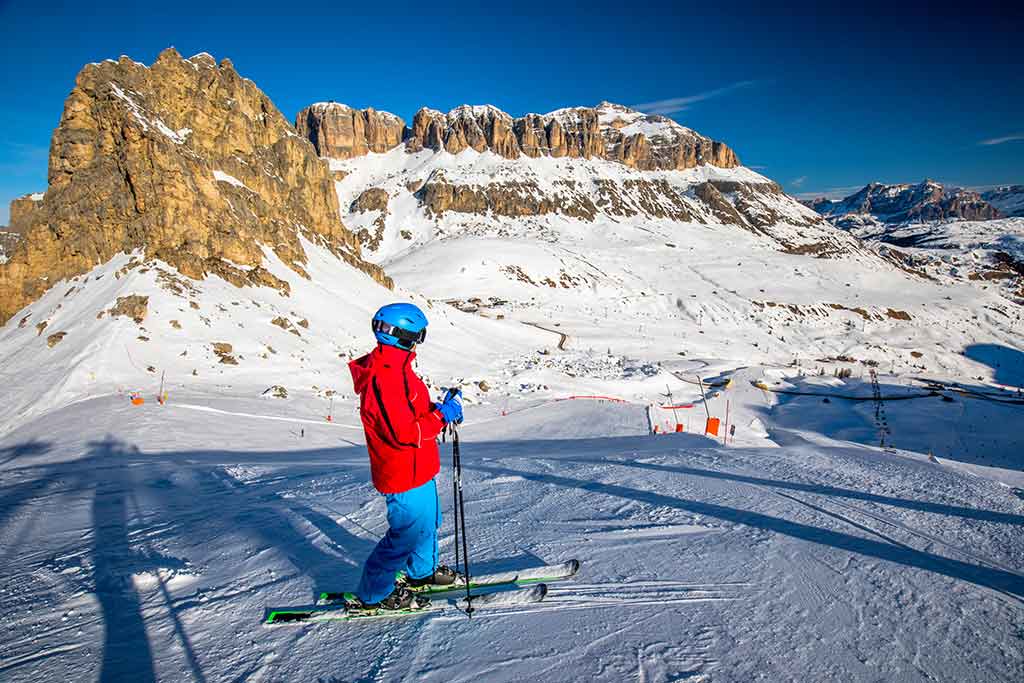 Araba, sciatore sulle piste innevate Araba, sciatore sulle piste innevate