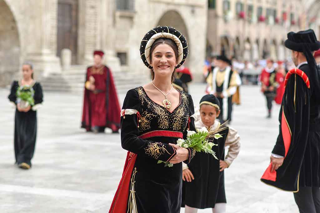 Ascoli Piceno, rappresentazione storica in piazza del Popolo