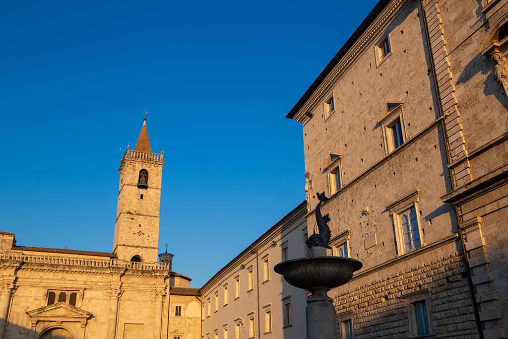 Ascoli Piceno, mittelalterliche Gebäude