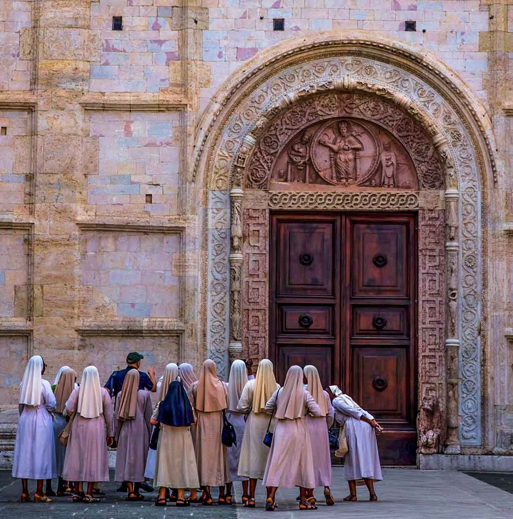 Gruppo di suore in visita ad Assisi