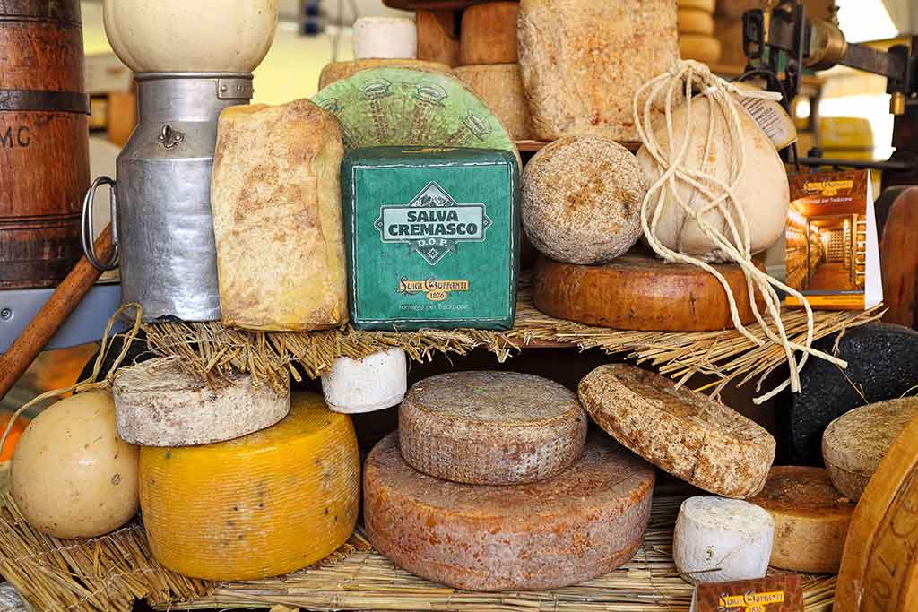 Bra, esposizione di formaggi Bra, esposizione di formaggi