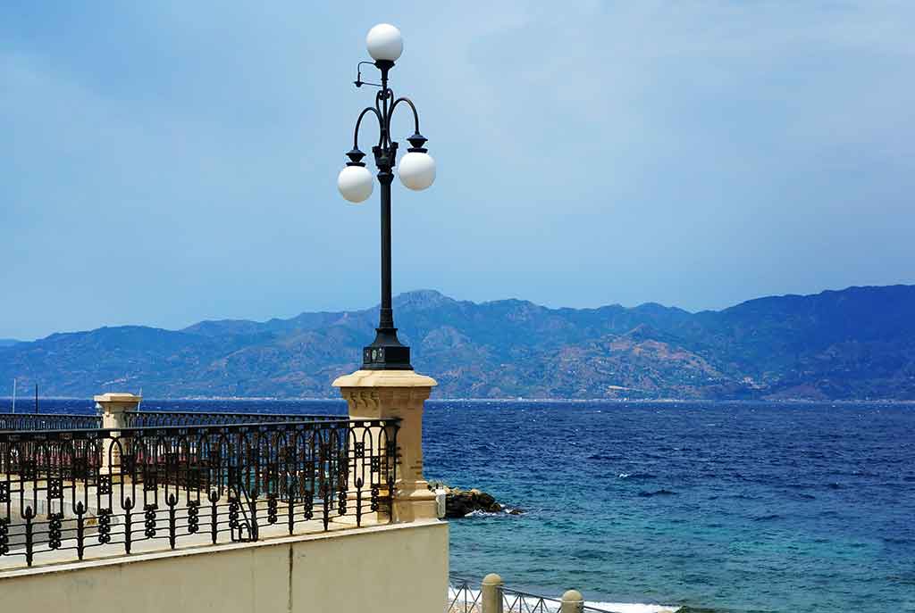 Reggio Calabria, passeggiata sul lungo mare
