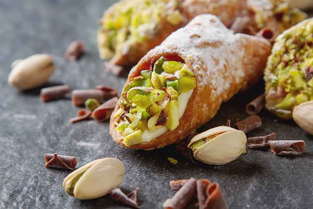Cannoli siciliani , ricotta fresca zuccherata e pistacchi