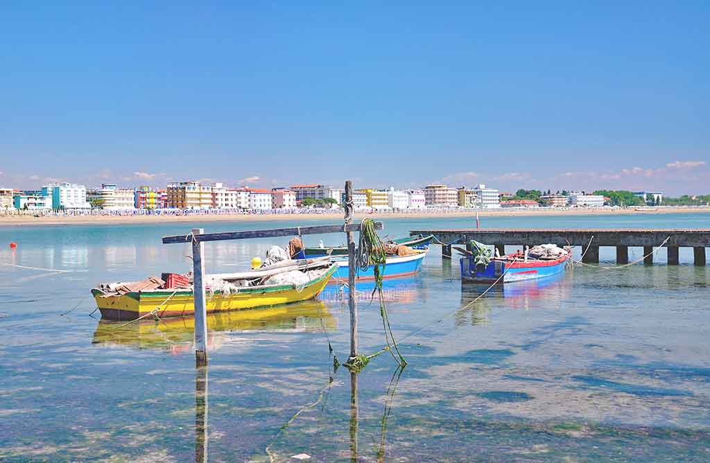 Caorle, barcos pesqueros atracados en el pequeño muelle