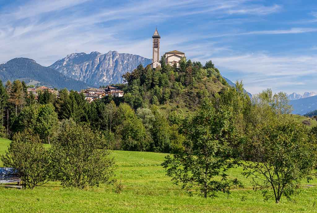 Castello di Fiemme, in primo piano la chiesa di San Giorgio