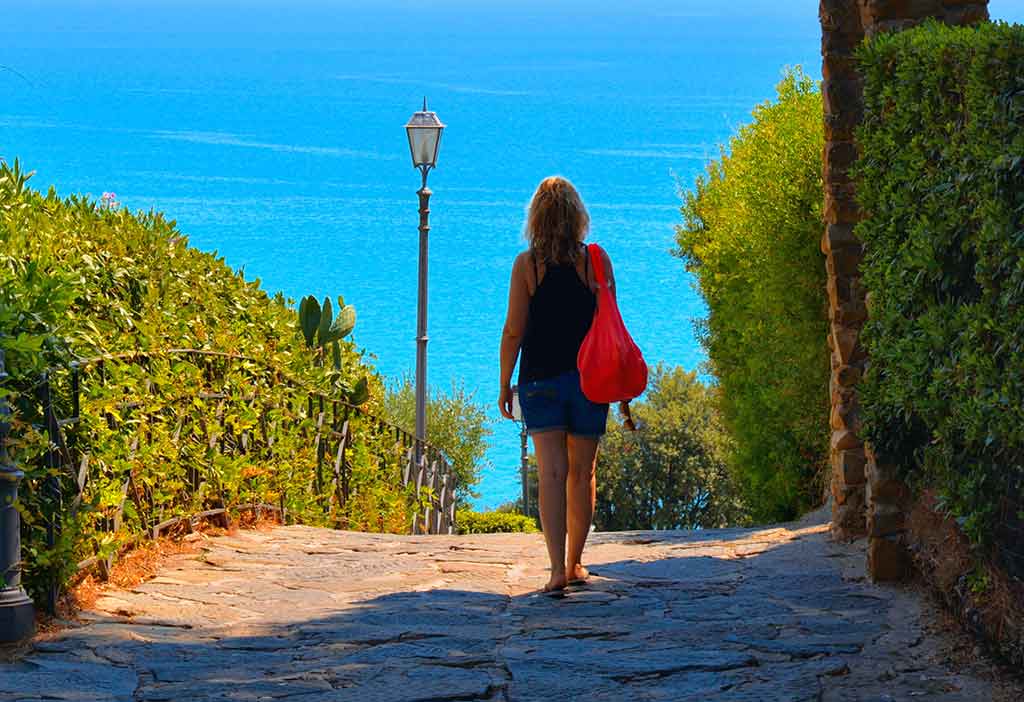 Castiglione della Pescaia, turista cammina verso la spiaggia