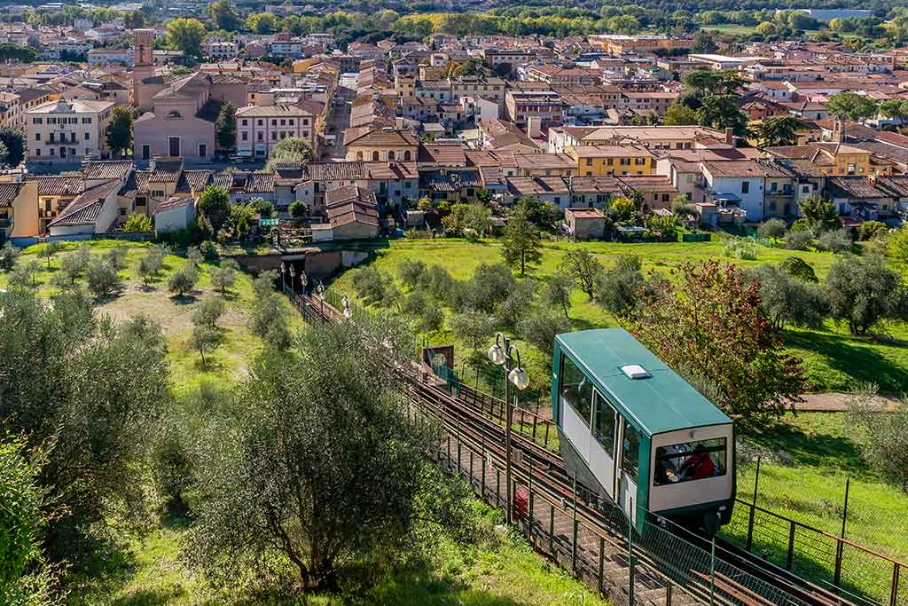 Certaldo, Florencia, el funicular que conecta el país inferior con el país alto Certaldo, Florencia, el funicular que conecta el país inferior con el país alto