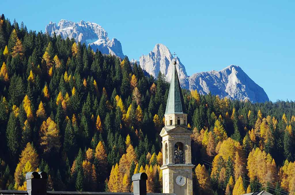 Panorama à Val Comelico, clocher de l'église Padola