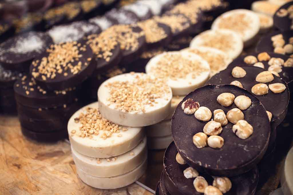 Tipici dolci piemontesi di nocciola e cioccolato