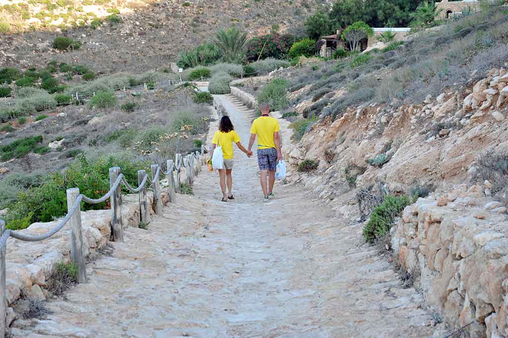 Turisti percorrono il sentiero che porta all'isola dei Conigli di Lampedusa