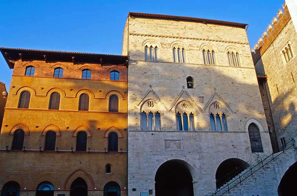 Edifici storici nella piazza del Popolo a Todi