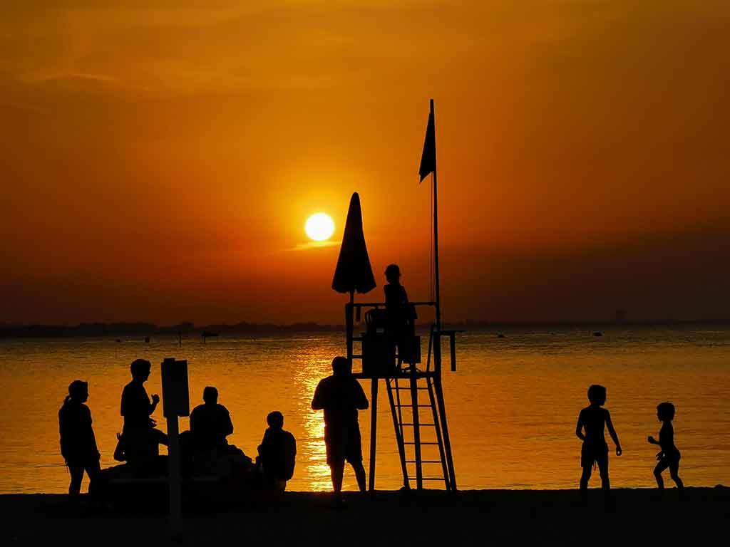 Fiesta en la playa en Cattolica