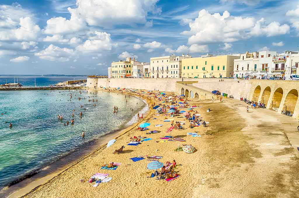 Plage de Gallipoli fréquentée par les touristes