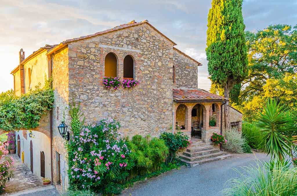 Gavorrano, tipica casa in sasso a vista in toscana