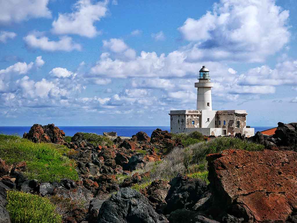 Vista sul faro di Pantelleria