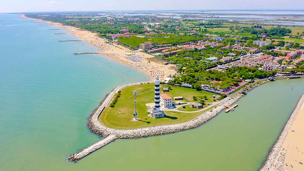 Jesolo, vue sur le phare et le Piave Vecchio