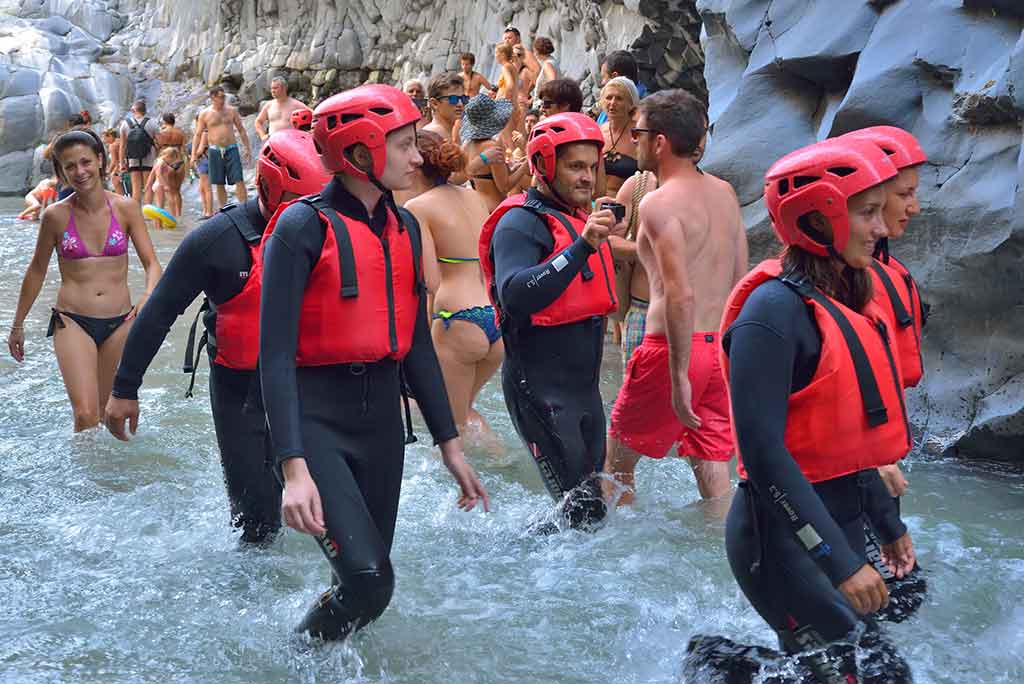 Escursionisti con mute e caschi, si apprestano a varcare la Gola di Alcantara in provincia di Messina 
