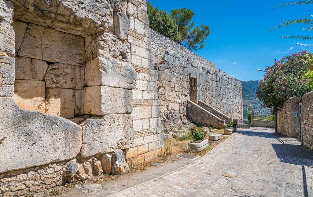 Alatris Stadtmauern aus zyklopischen Steinen