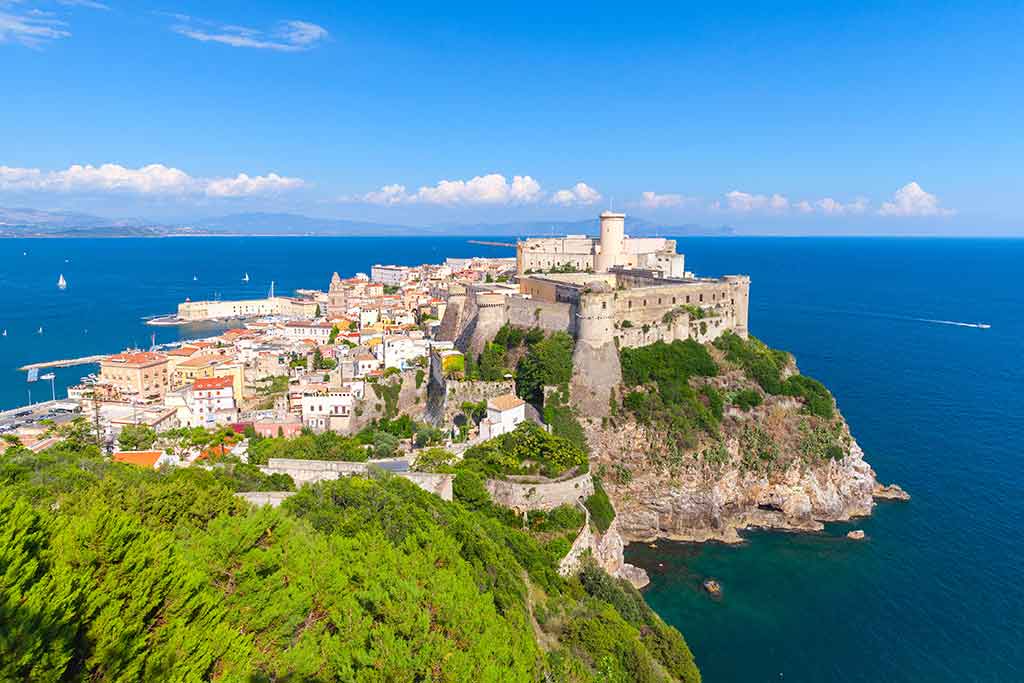 Gaeta, el pueblo con el Catello en primer plano