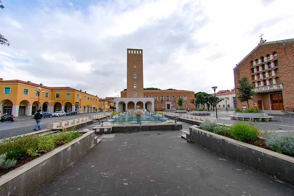The square with a view of the former “Casa del Fascio”