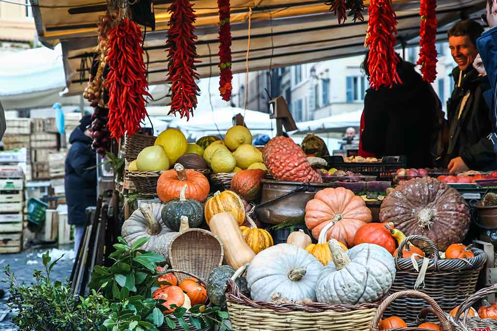 Rieti, caratteristica bancarella di frutta e verdura