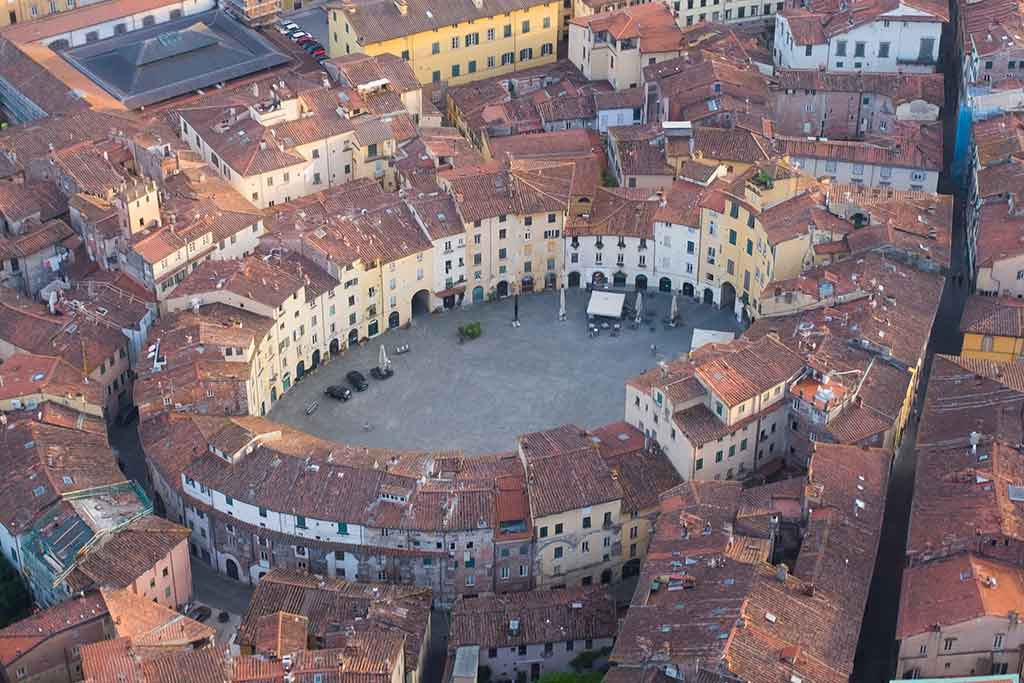 Lucca, Piazza Anfiteatro