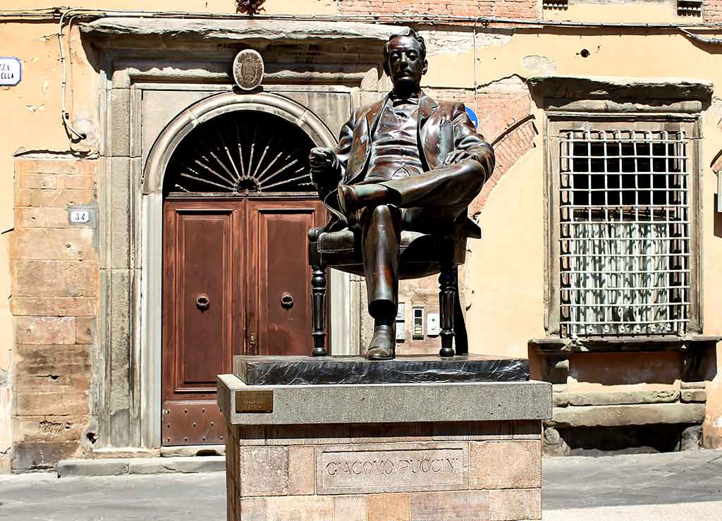 Lucca, statua di Giacomo Puccini