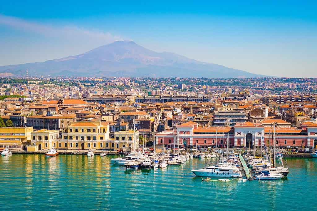 Lungomare di Catania, vista sulla passeggiata e porto