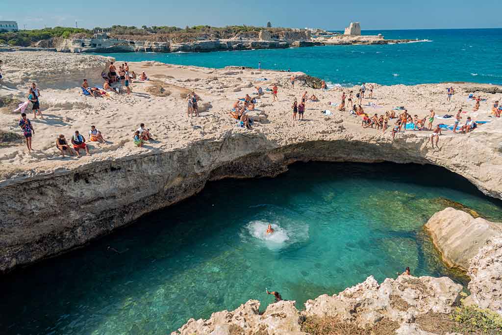 Melenduno in Salento, bagnanti nella grotta della poesia