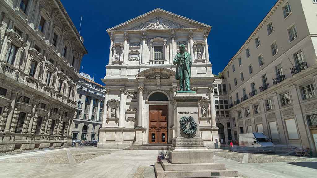 Milano, Chiesa di San Fedele e statua di A. Manzoni