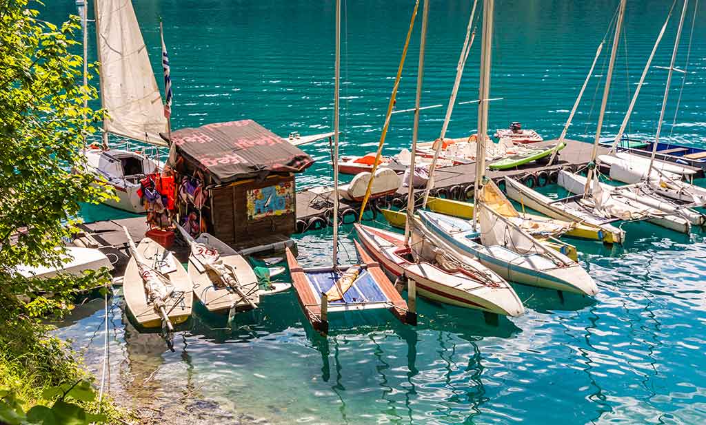 Molina di Ledro, lago di Ledro, piccolo pontile con barche a vela ormeggiate