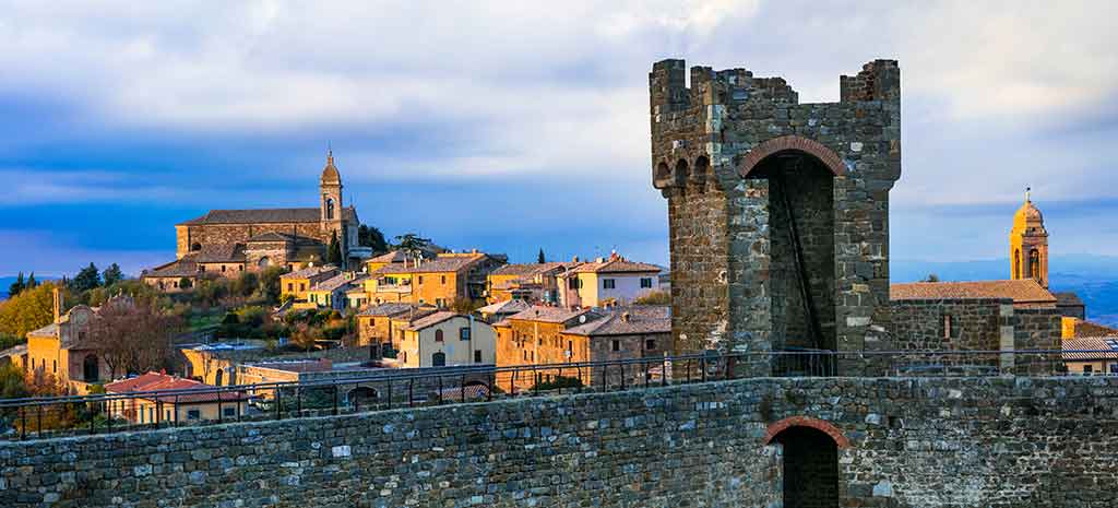 Montalcino, città medievale della provincia di Siena Montalcino, città medievale della provincia di Siena