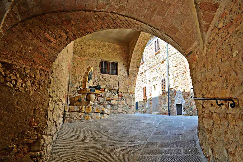 Paso subterráneo de piedra local en Monteverdi Marittimo