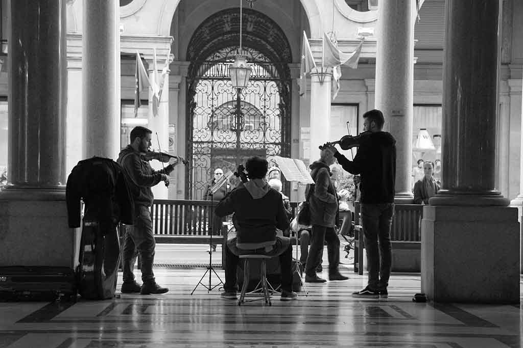 Musicisti improvvisano un concerto di musica classica per le strade di Torino