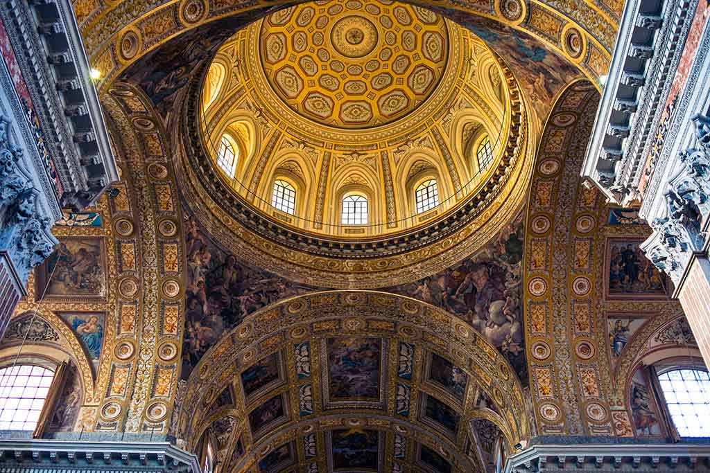 Meravigliosi interni della chiesa di Gesu' di Napoli, opera barocca Meravigliosi interni della chiesa di Gesu' di Napoli, opera barocca