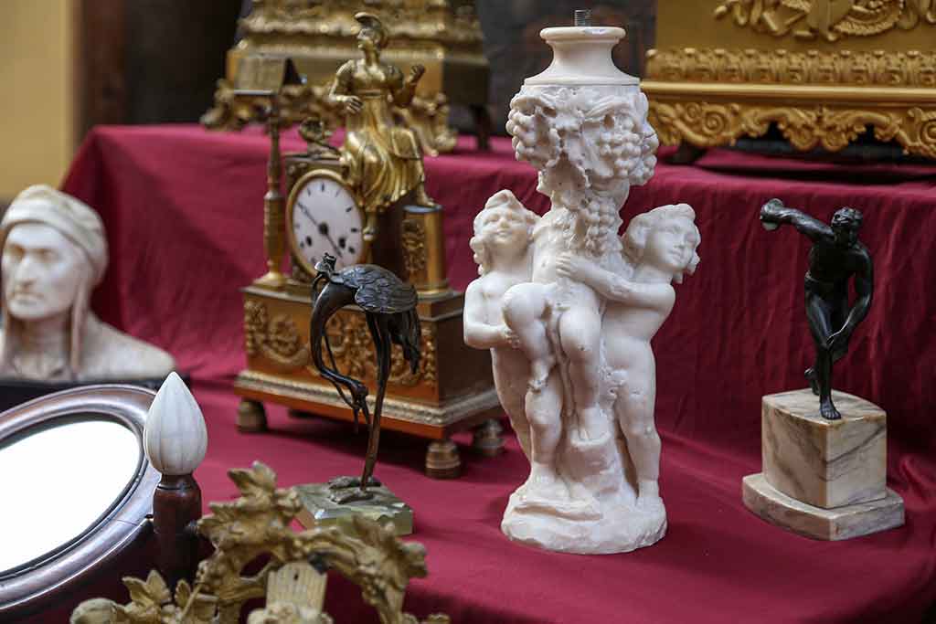 Novara, stand al mercatino dell'antiquariato