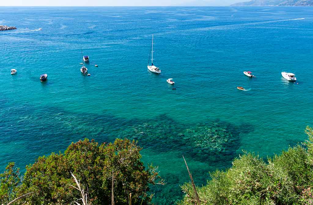 Barche in sosta nella baia di Palinuro