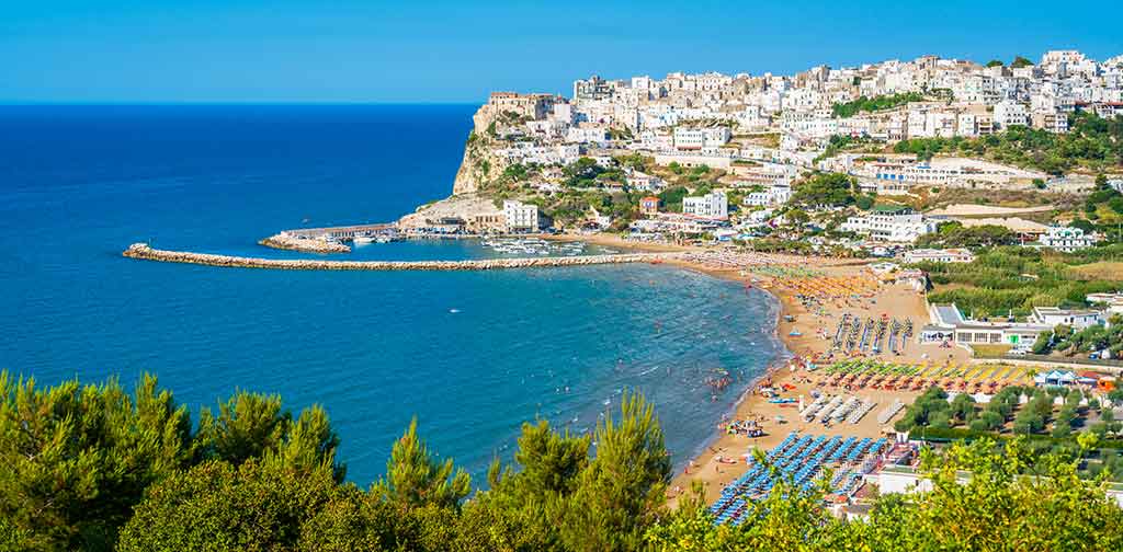Peschici, Gargano, spiaggia e vista sul paese a picco sul mare