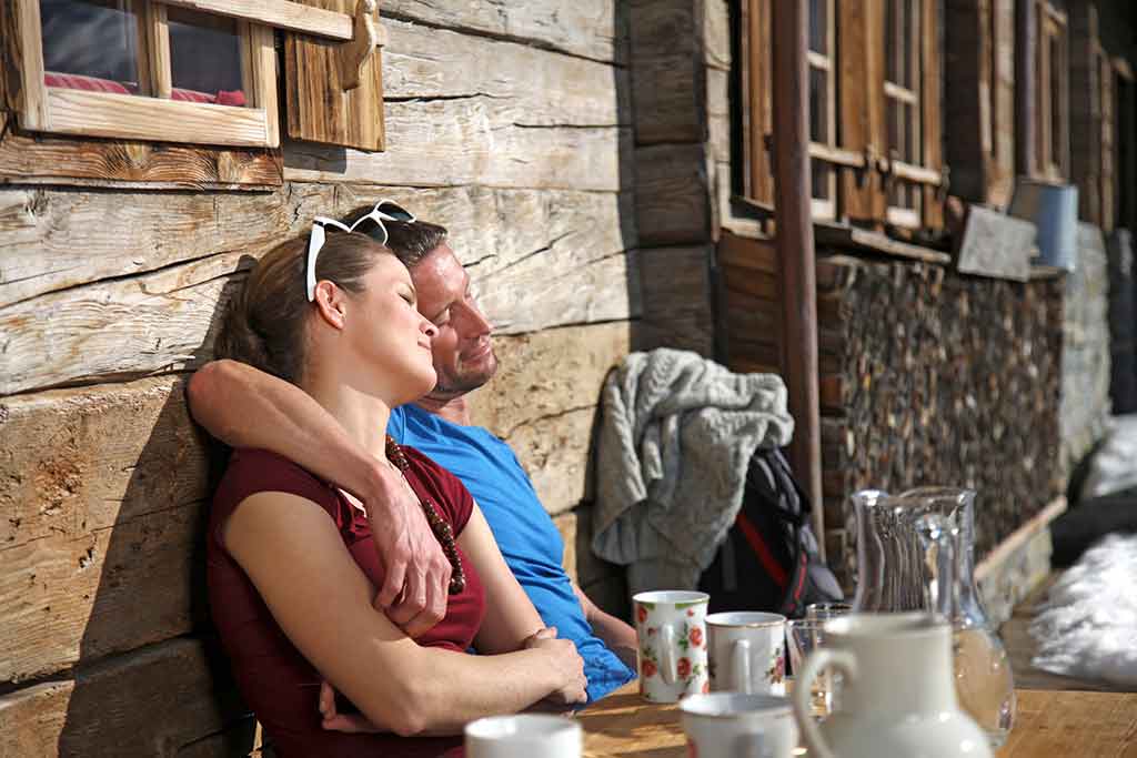 Una coppia prende il sole a Pila